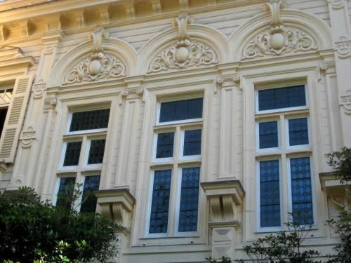 窓上の半円アーチに施された、意匠がジャコビアンの特徴