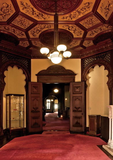 扉の両脇の多弁形アーチのスクリーンや暖炉のオジーアーチなどに<br>　　　　　　　　イスラム様式を採用し、天井は日本刺繍が施されたシルクの布張りという豪華なもの