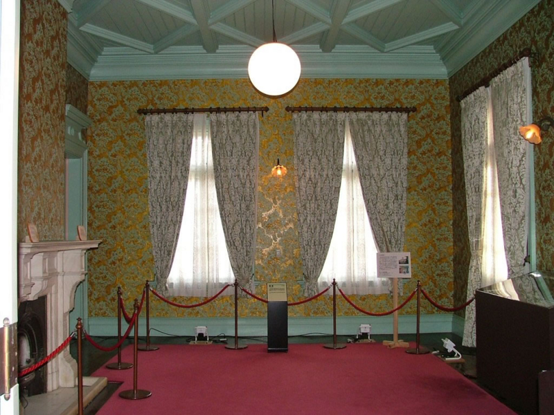 ２階の客室の見所は、各室で文様を変える金唐革紙張りの壁