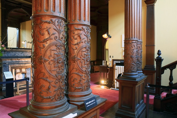 　双子柱の下部にはストラップワークが施されるなど、ジャコビアンの豊潤な装飾