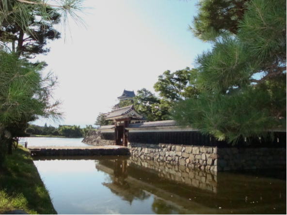 松本城の太鼓門と外壕<br>