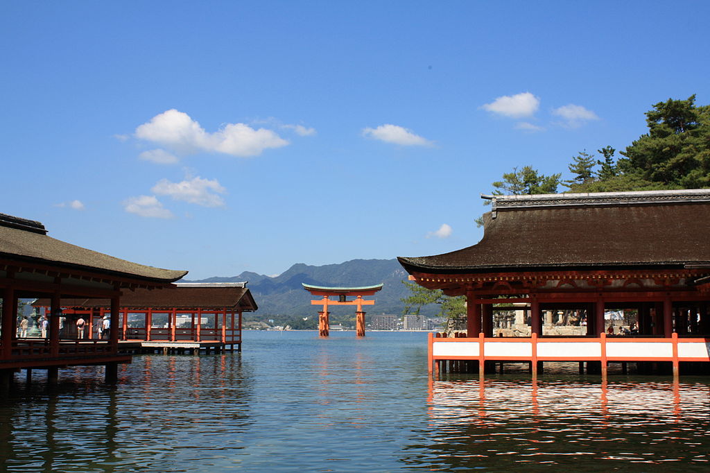 厳島神社　大鳥居を望む、右は客神社祓殿、左奥は右楽房